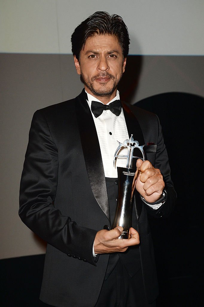 L'acteur Shahrukh Khan reçoit une récompense pour le cinéma à Londres en avril 2015. Photo : Getty Images