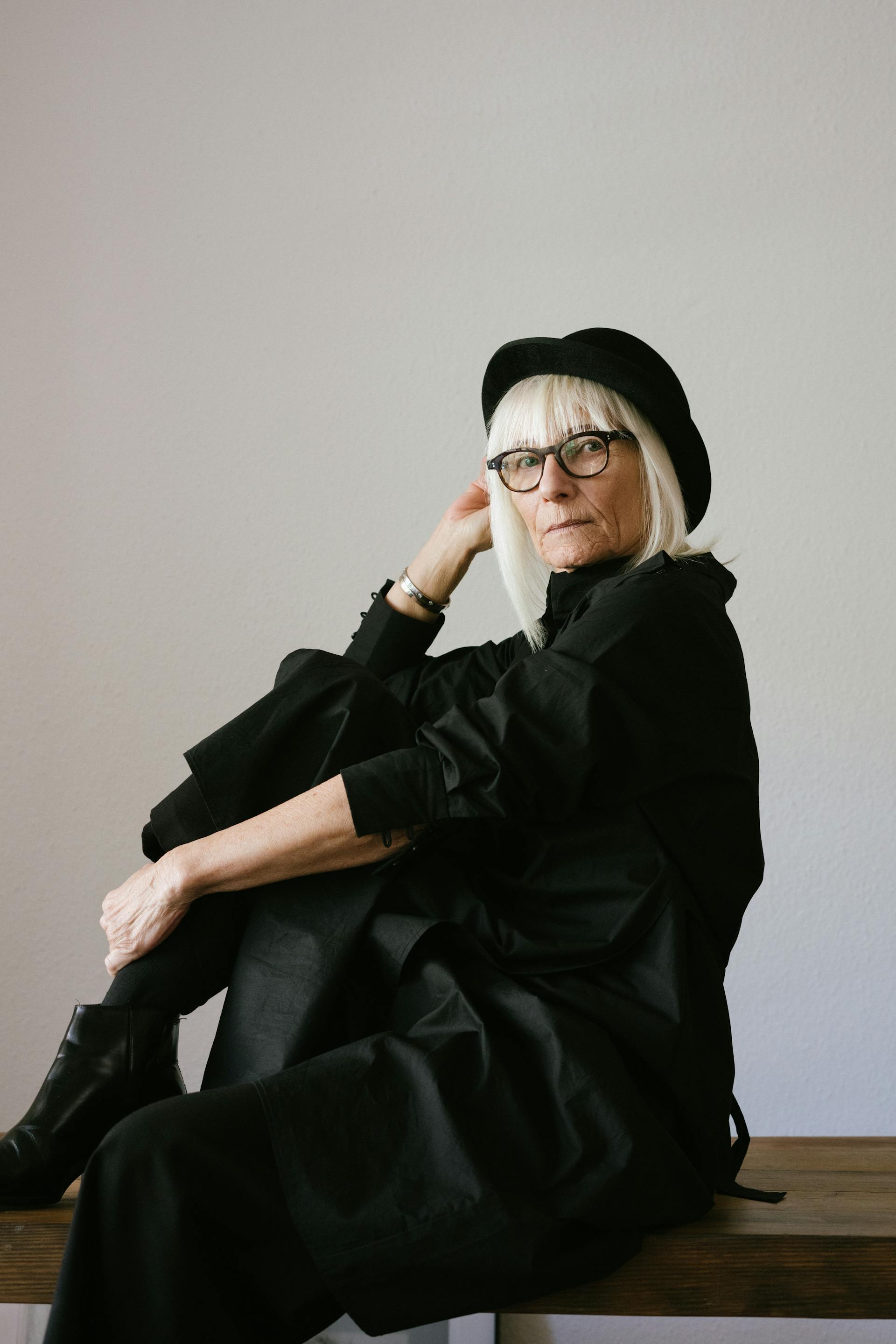 An older woman dressed in black | Source: Pexels