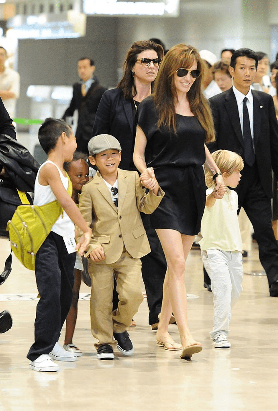 Angelina Jolie mit ihren Kindern Maddox, Pax, Zahara, Shiloh am 26.07.10 in Narita, Japan. | Quelle: Getty Images