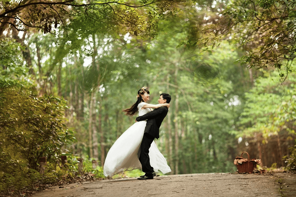 A portrait of a couple having a great time together next to a picnic basket | Photo: Pixabay