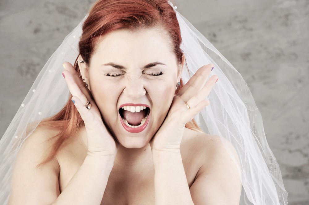 Eine schreiende Braut. | Quelle: Shutterstock