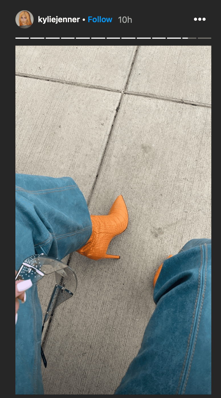 Kylie Jenner showed off orange croc-embossed leather stiletto boots from Paris Texas and designer sunglasses | Source: Instagram.com/kyliejenner
