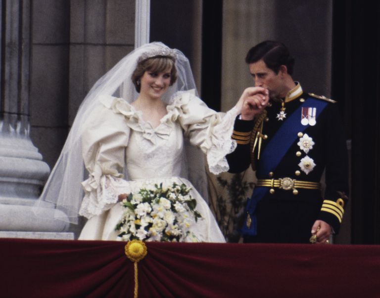Diana, princesse de Galles, avec son nouveau mari, Charles, le prince de Galles, sur le balcon du palais de Buckingham le jour de leur mariage, le 29 juillet 1981. | Source : Getty Images