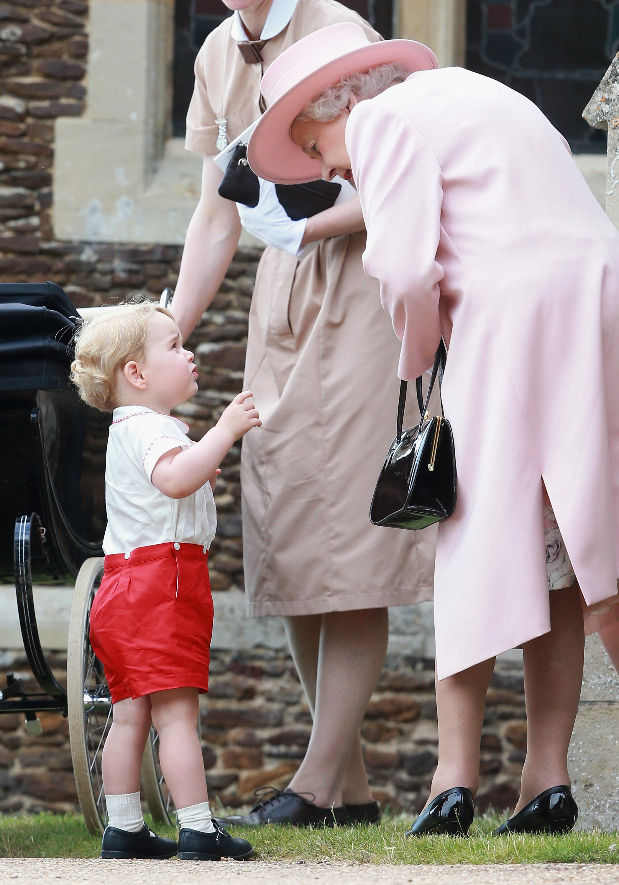 Prinz George und seine Urgroßmutter, Königin Elizabeth II. und Kindermädchen Maria Teresa Turrion Borrallo verlassen die Kirche St. Mary Magdalene auf dem Sandringham Estate für die Taufe von Prinzessin Charlotte am 5. Juli 2015 in King's Lynn, England | Quelle: Getty Images