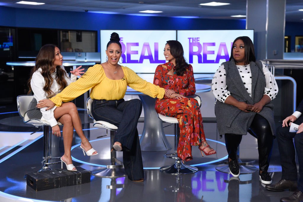 : Adrienne Bailon, Tamera Mowry-Housley, Jeannie Mai and Loni Love visit "Extra" at Burbank Studios| Photo: Getty Images