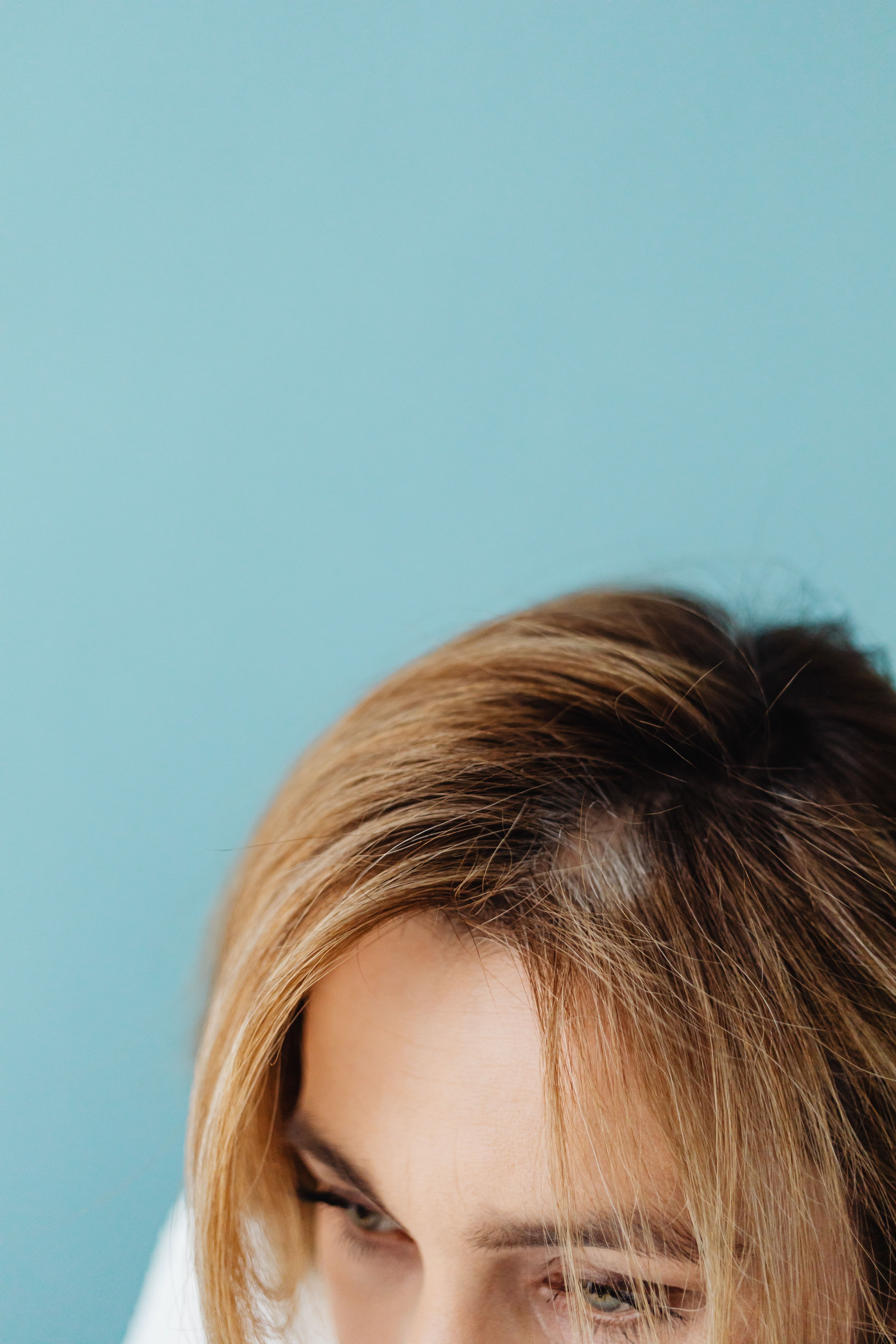 A woman whose scalp is partially visible due to thinning hair | Source: Pexels