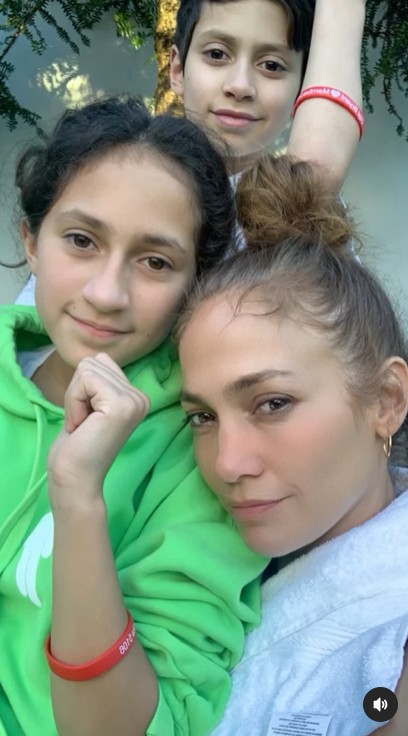 Jennifer Lopez with her growing twins | Source: Instagram/jlo