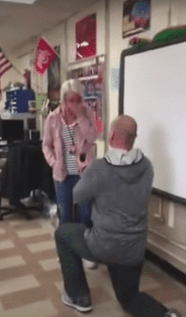 Teacher Jason Seifert proposes to Ally Barker in front of their fifth-grade students. | Source: youtube.com/GMA