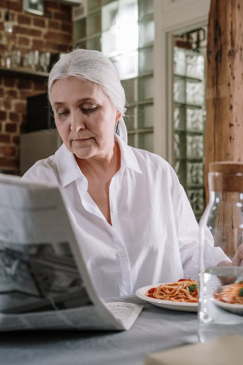 One particular story about lovebirds who found their way to each other caught Carla's eye, and she started reading | Source: Pexels