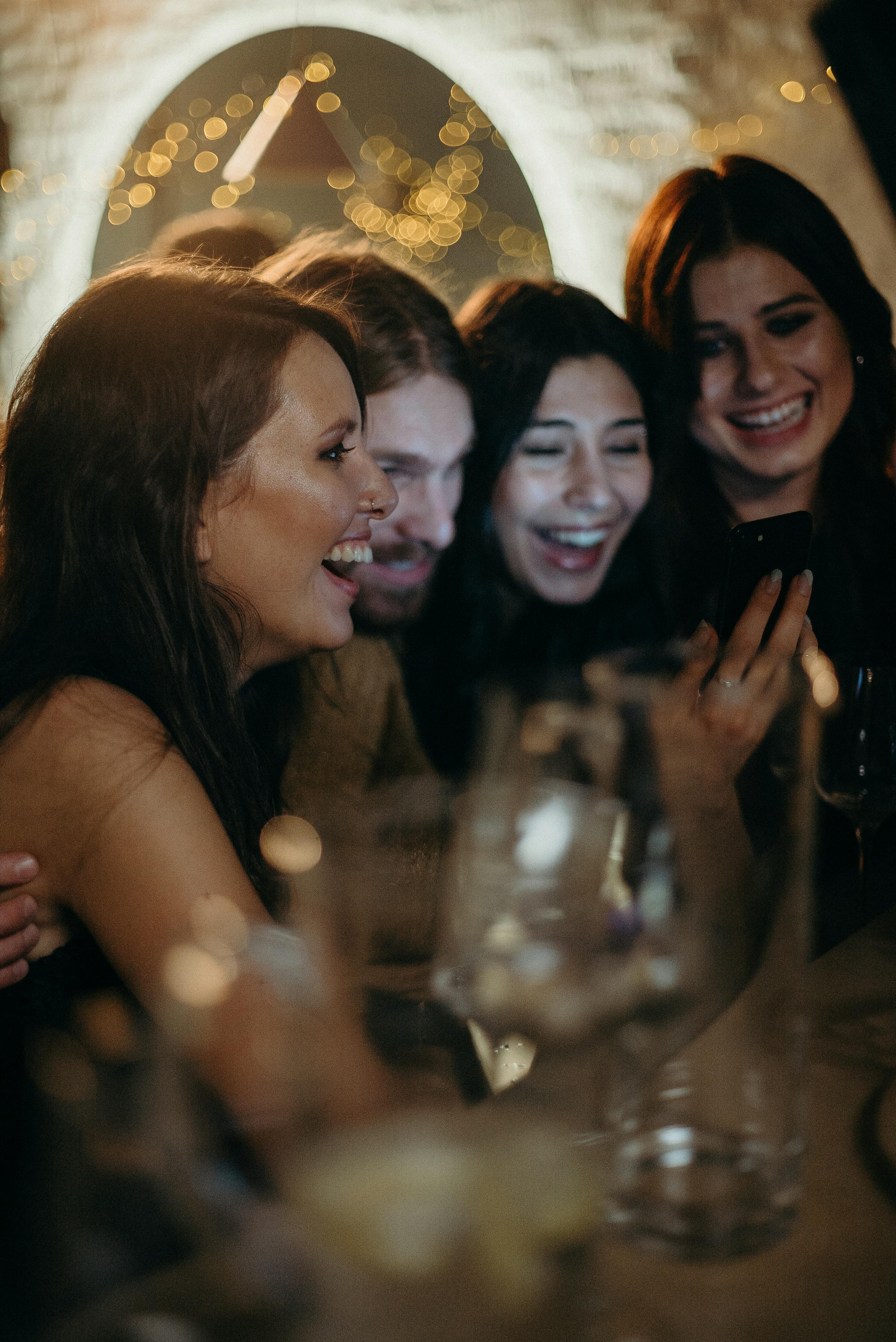 Several people laughing | Source: Pexels