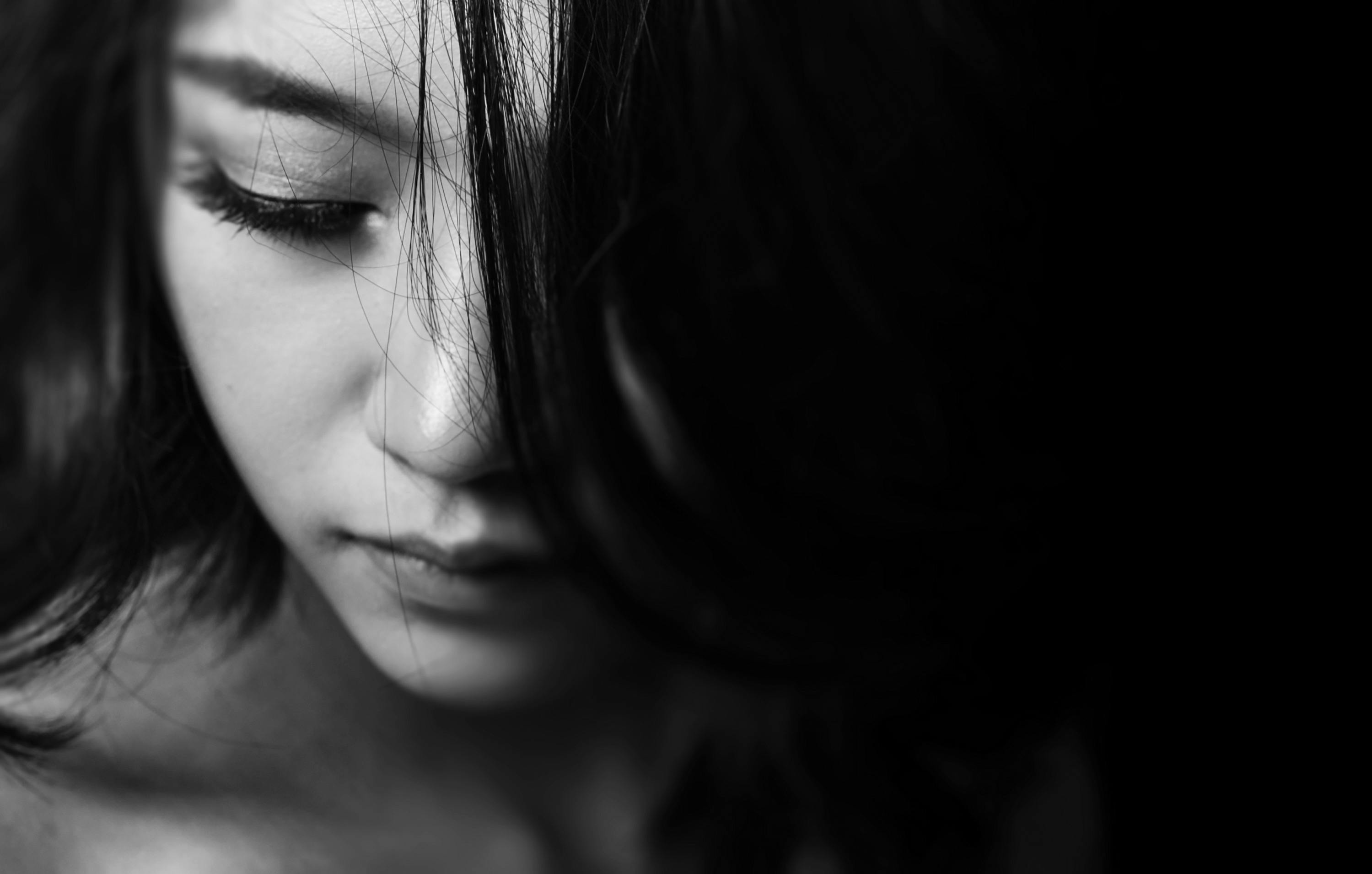 A close-up black and white shot of a sad woman | Source: Pexels