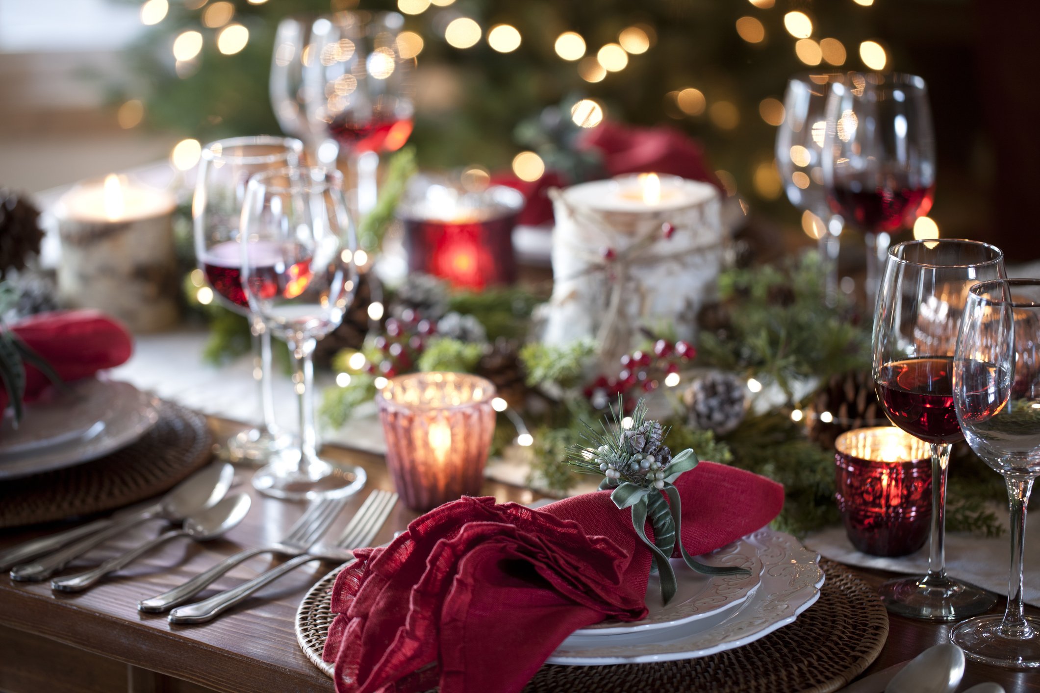 Weihnachtsfeiertag Esstisch elegantes Gedeck | Quelle: Getty Images