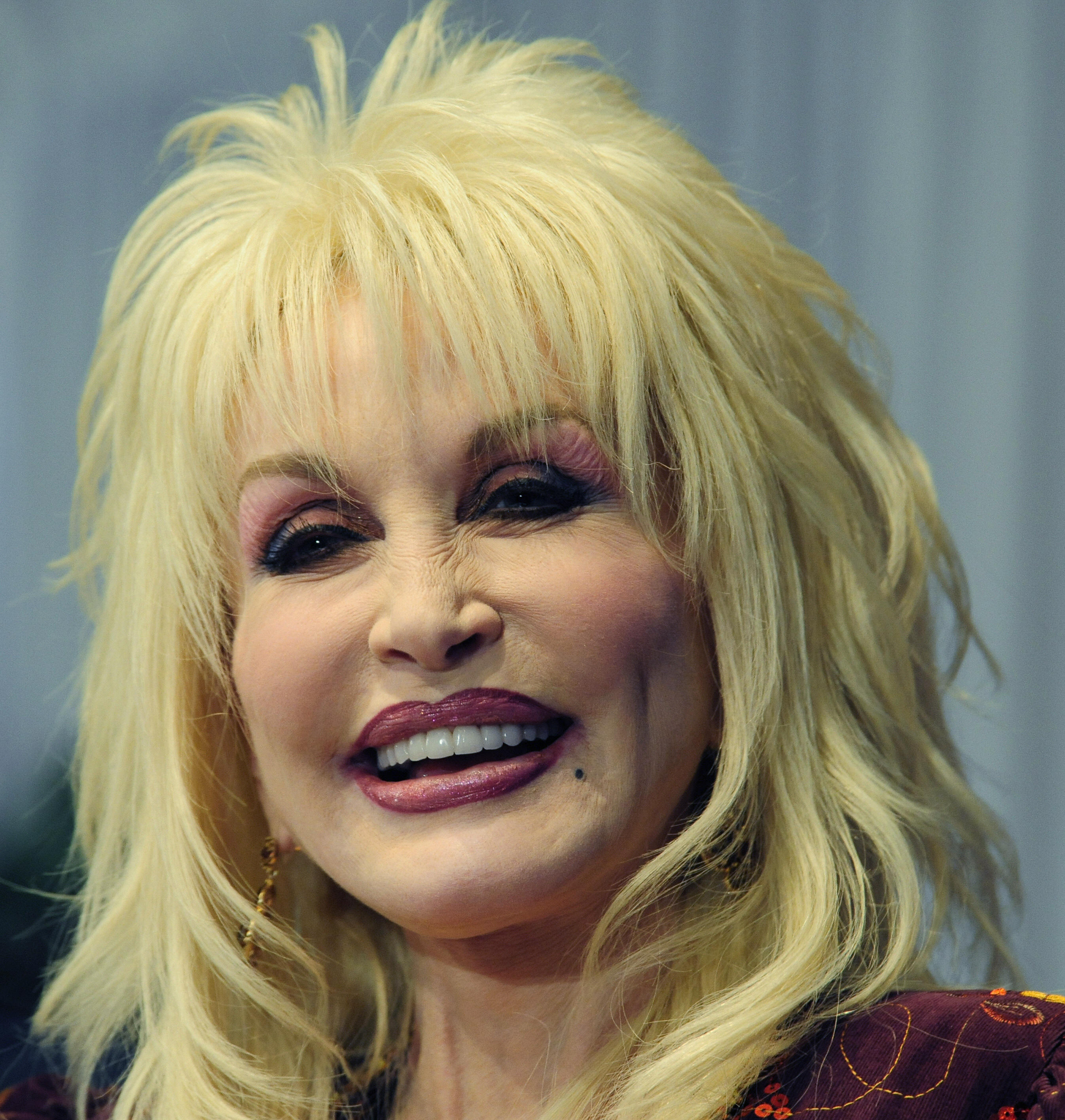 Dolly Parton addresses an audience at the National Press Club in Washington, DC on February 10, 2009. | Source: Getty Images