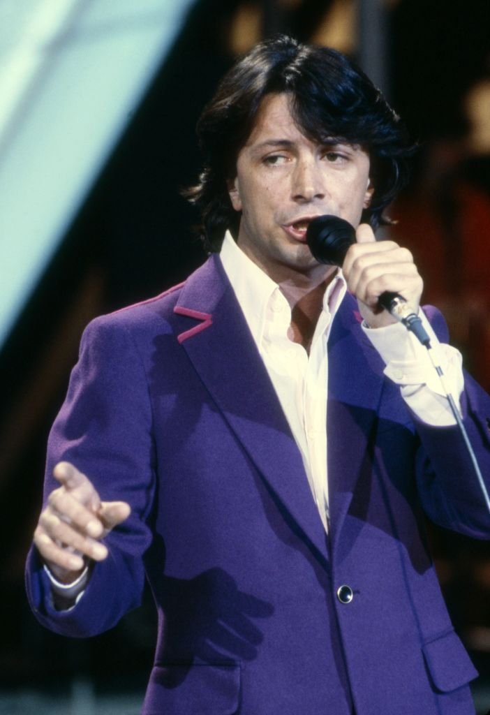 Le chanteur français Hervé Vilard sur scène à l'Olympia en 1982. І Sources : Getty Images
