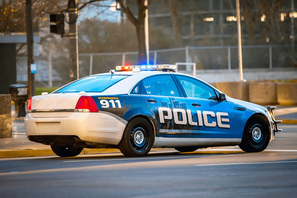 Eine Polizei patrulliert die Straße. | Quelle: Shutterstock