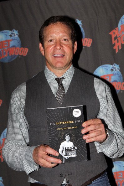 Steve Guttenberg poses as he promotes his new book "The Gutenberg Bible" on May 9, 2012 | Photo: Getty Images