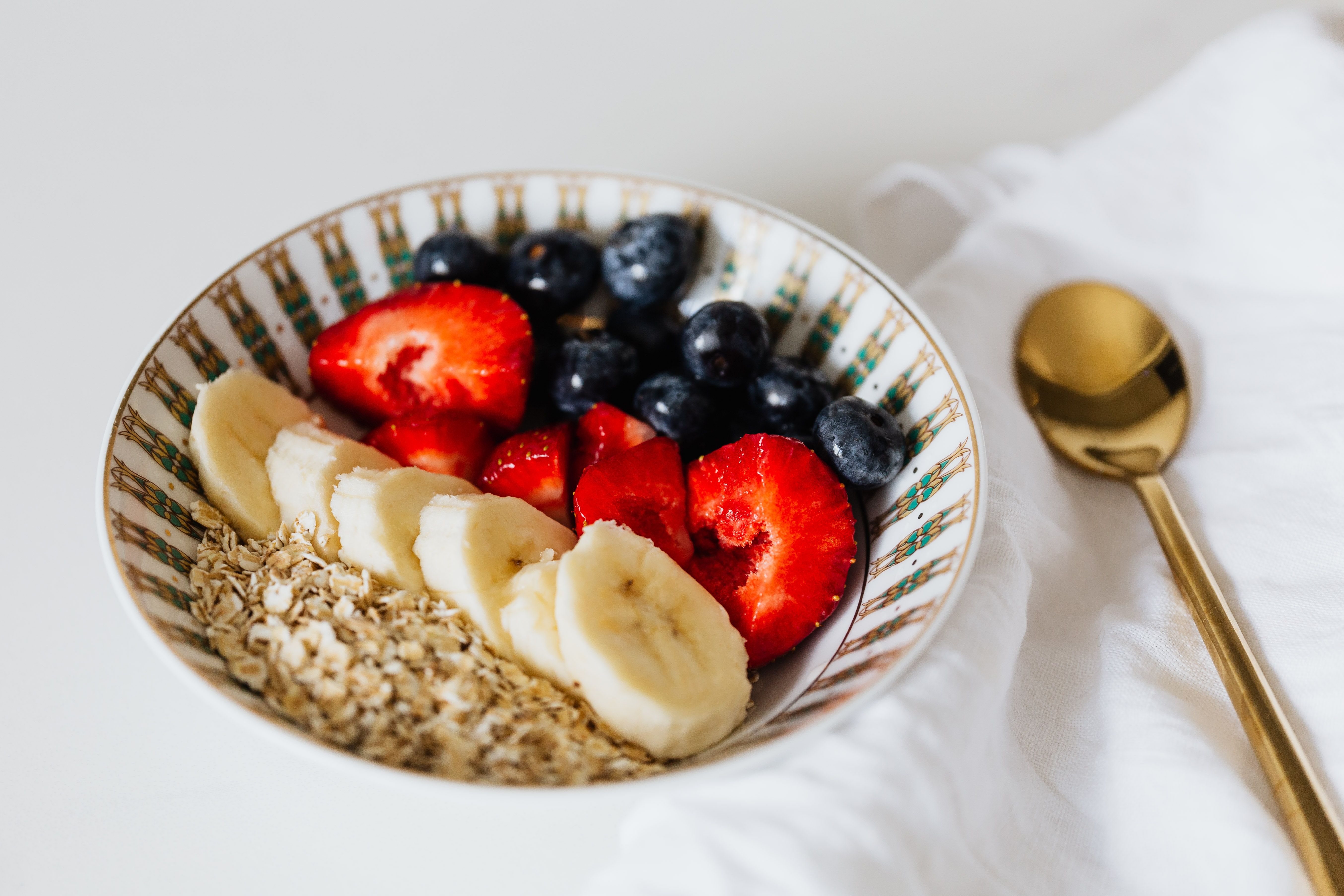 A bowl of oatmeal and fruits | Source: Pexels