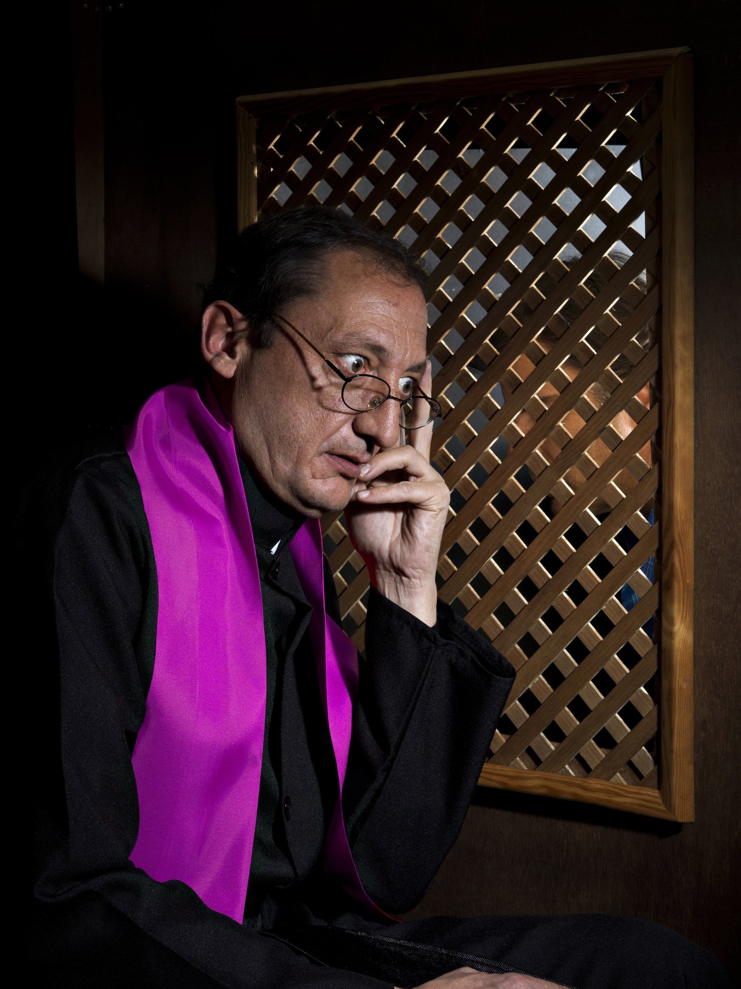 Foto eines Priesters in einem Beichtstuhl | Quelle: Getty Images