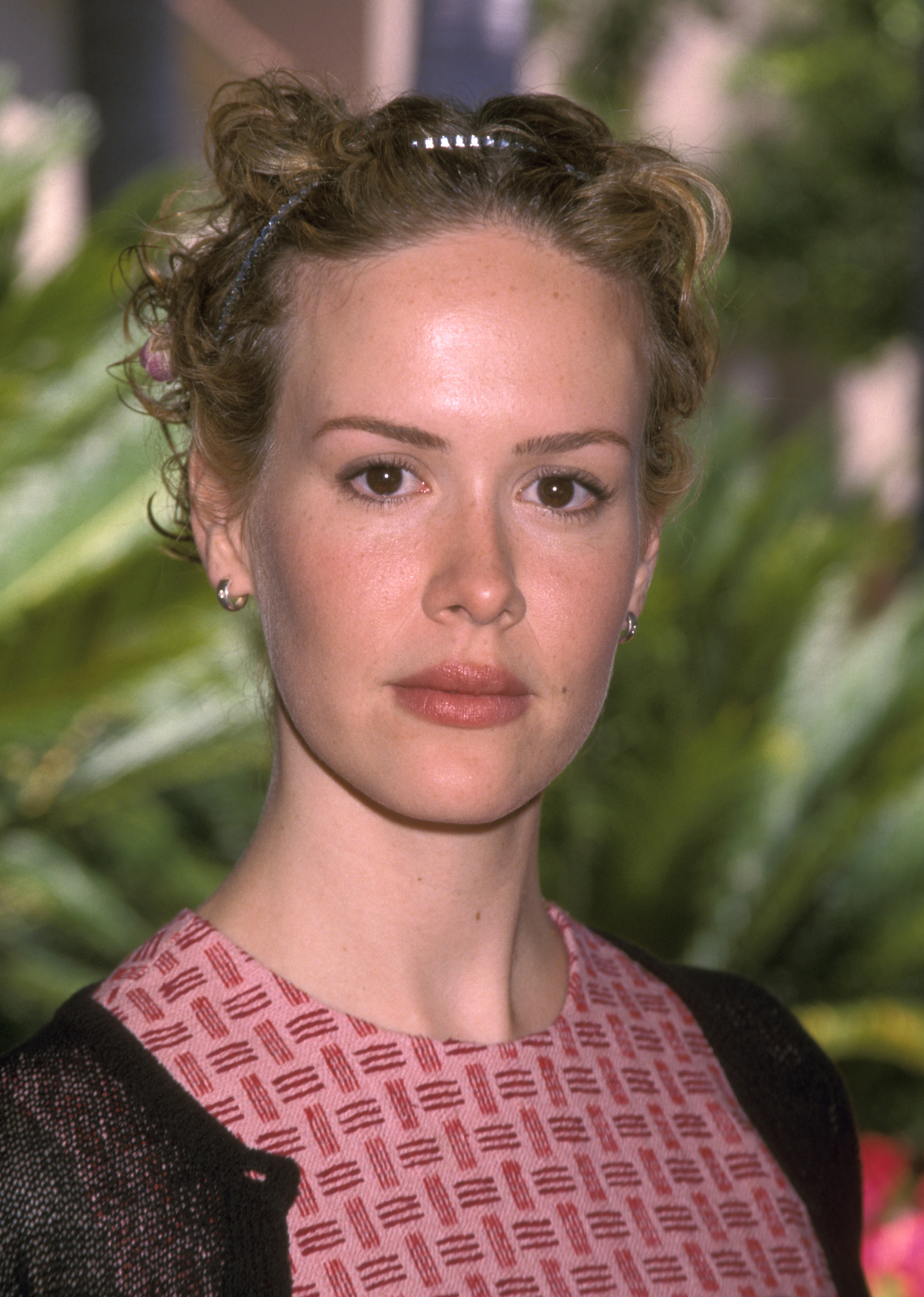 The actress during a press tour at the Ritz-Carlton Hotel in Pasadena, California, on July 20, 1999. | Source: Getty Images