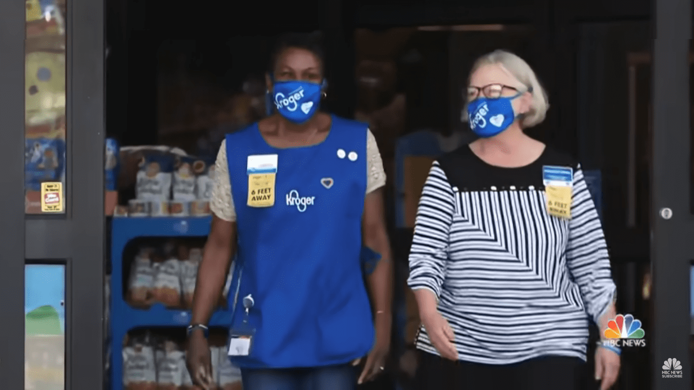 LaShenda Williams and Kroger manager, Jackie Vandal | Photo : Youtube.com/NBCNews