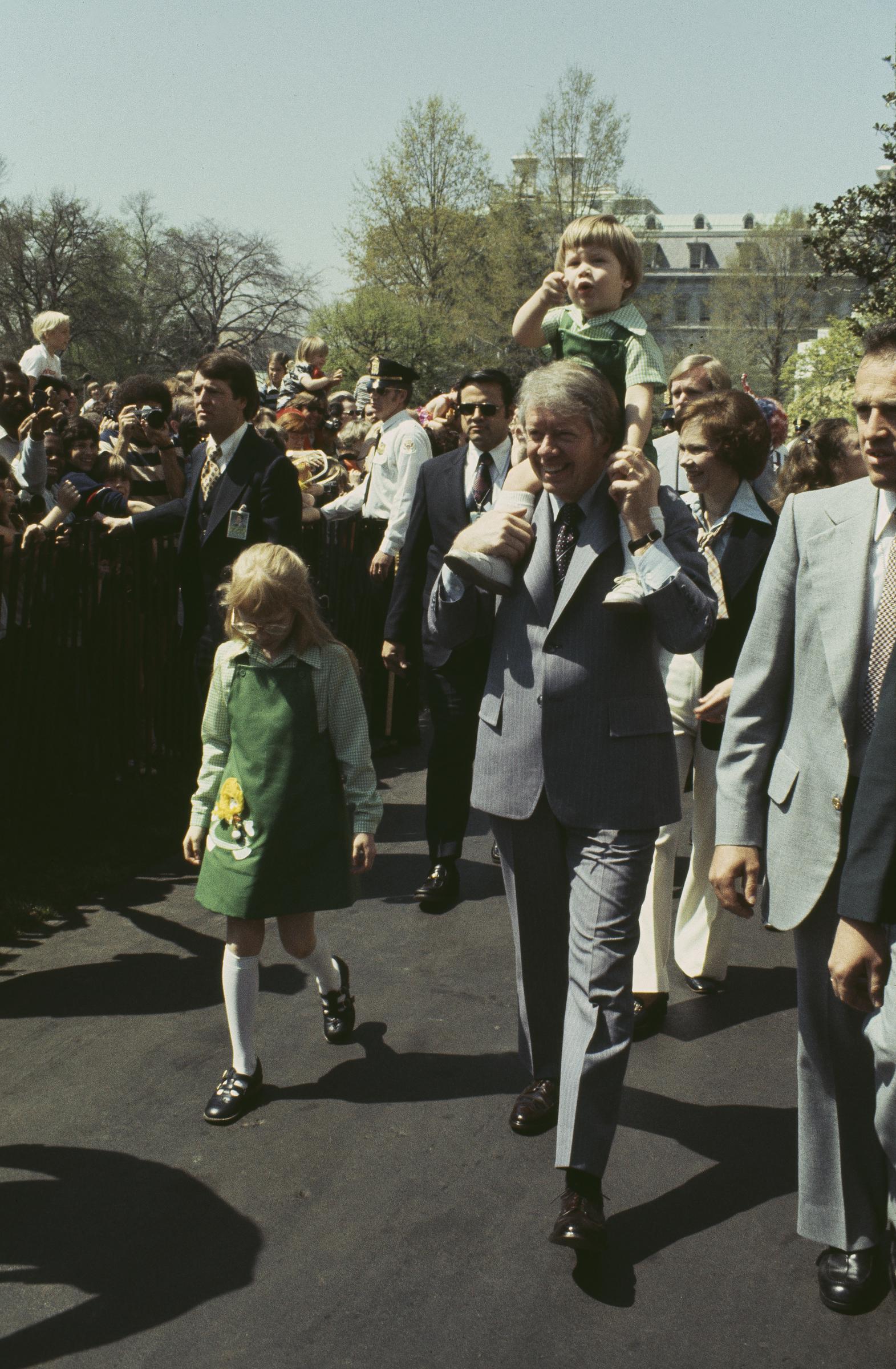 Jimmy Carter carries Jason on April 11, 1977 | Source: Getty Images