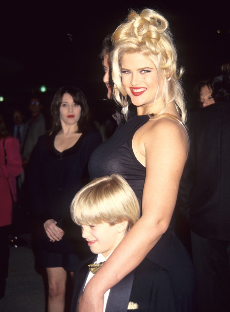Anna Nicole Smith with son Daniel during "Naked Gun 33 1/3" Premiere in Los Angeles | Photo: Getty Images