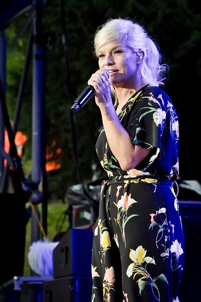 Ina Müller bei einem Auftritt, Parkbühne, Wuhlheide, 2018, Berlin | Quelle: Getty Images