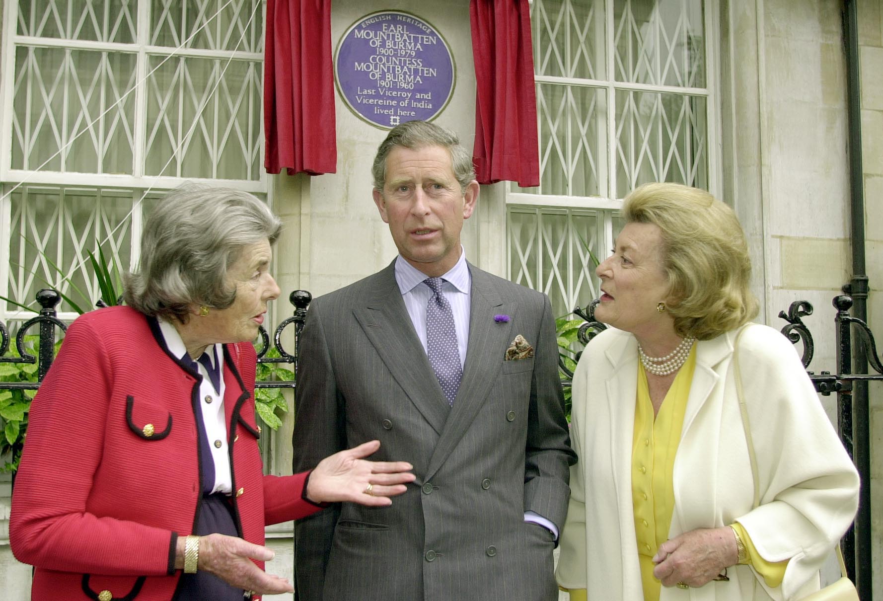 Taken in central London at 2 Wilton Crescent on 26 June 2000, Lady Pamela Hicks stands beside King Charles III, then the Prince of Wales, and her sister during the unveiling of an English Heritage Blue Plaque, marking the former home of the sisters' parents and honouring their legacy as Viceroy and Vicereine of India.