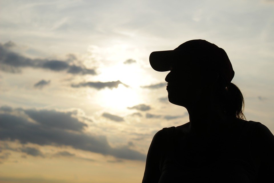 A woman in a silhouette shot | Photo: Pixabay