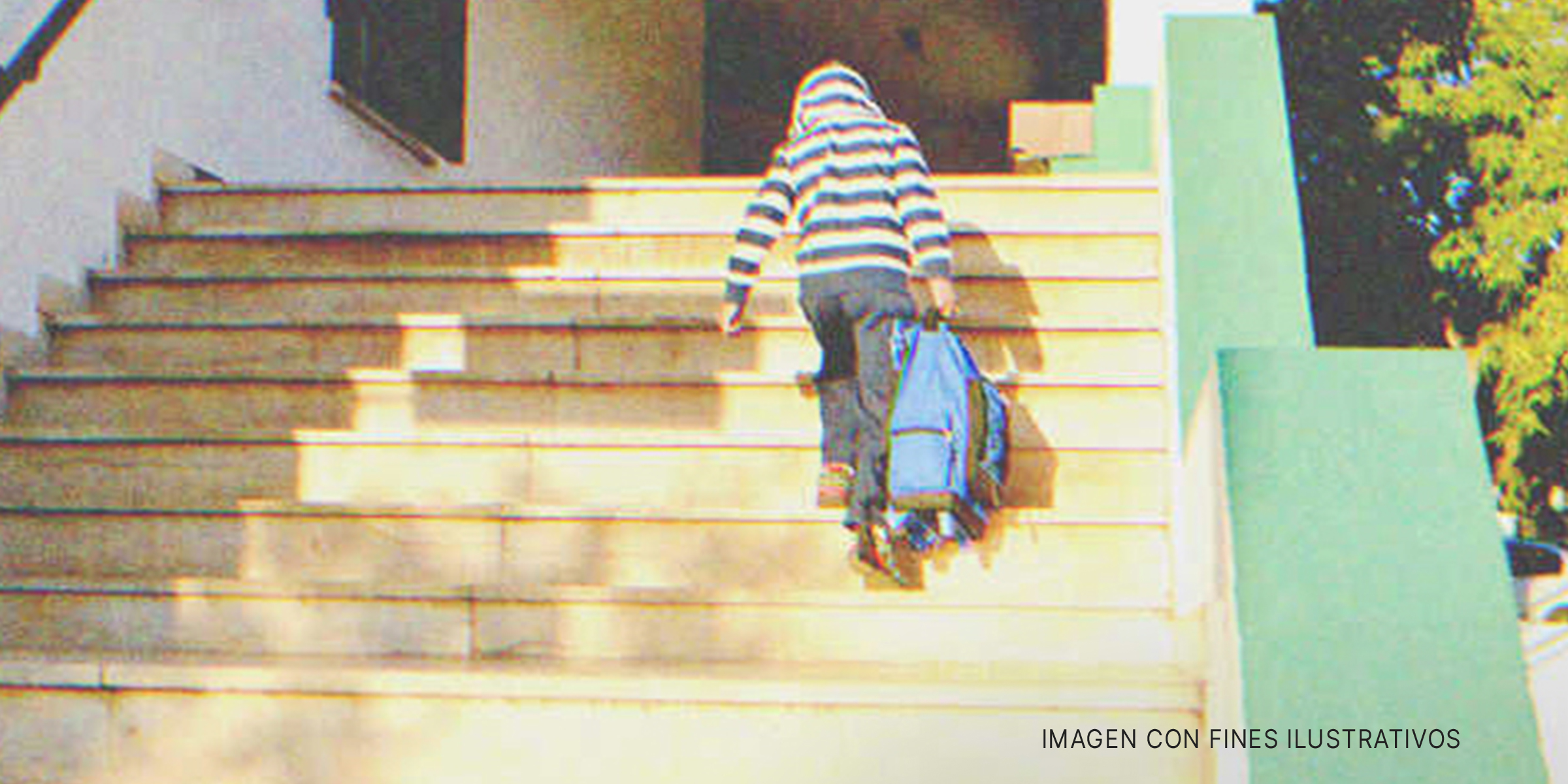 Niño sube por las escaleras llevando una mochila. | Foto: Shutterstock
