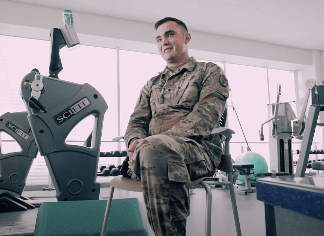 Soldat, der während einer Trainingsmission sein Bein verloren hat, verwendet jetzt eine Beinprothese | Quelle: Youtube/Brooke Army Medical Center