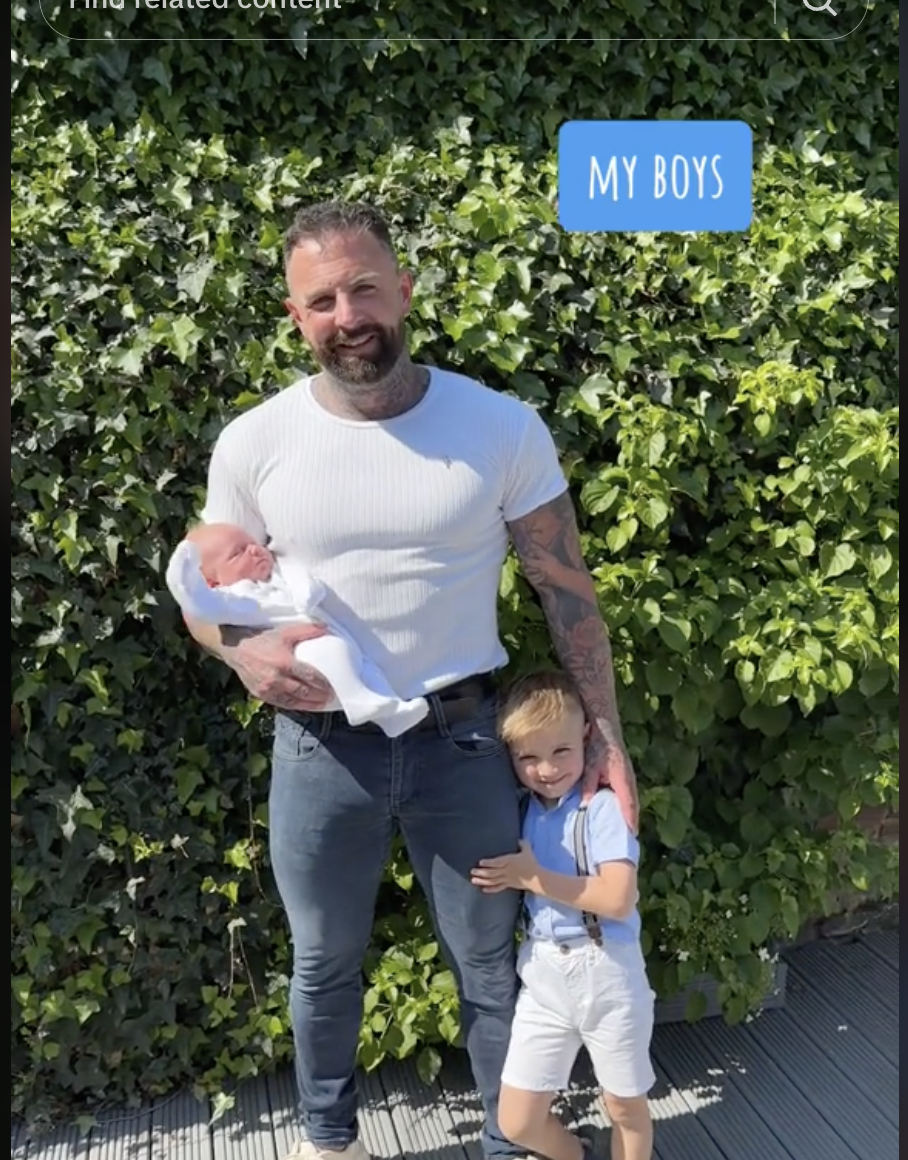 Daddy Tom is seen with his two sons | Source: tiktok.com/@tom_leeds