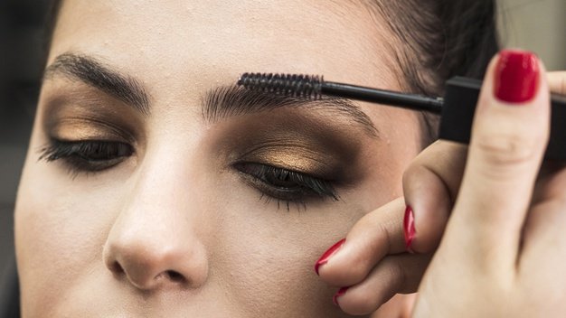 Estilista maquillando cejas de mujer. │Foto: Freepik Estilista maquillando cejas de mujer. │Foto: Freepik