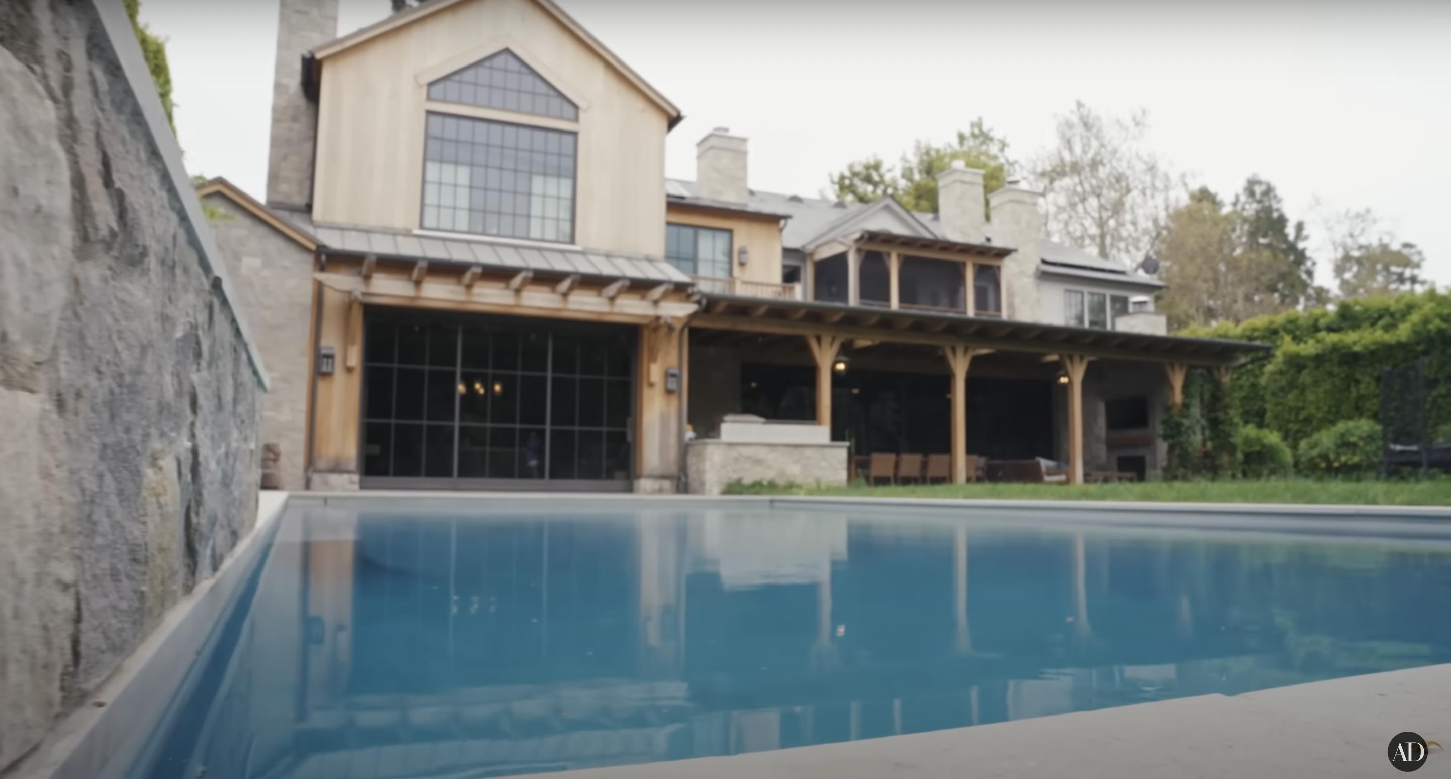 Jennifer Garner's pool area, dated September 3, 2024 | Source: YouTube/@Archdigest