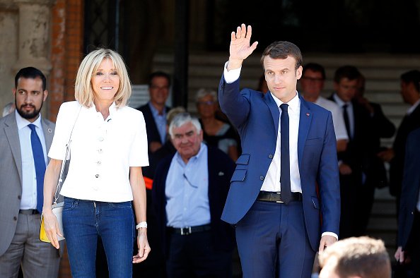 Emmanuel Macron et son épouse Brigitte Trogneux quittent le bureau de vote de la mairie. |Photo : Getty Images 