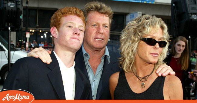 Farrah Fawcett, Ryan O'Neal, and their only son, Redmond, during a red carpet event. | Source: Getty Images