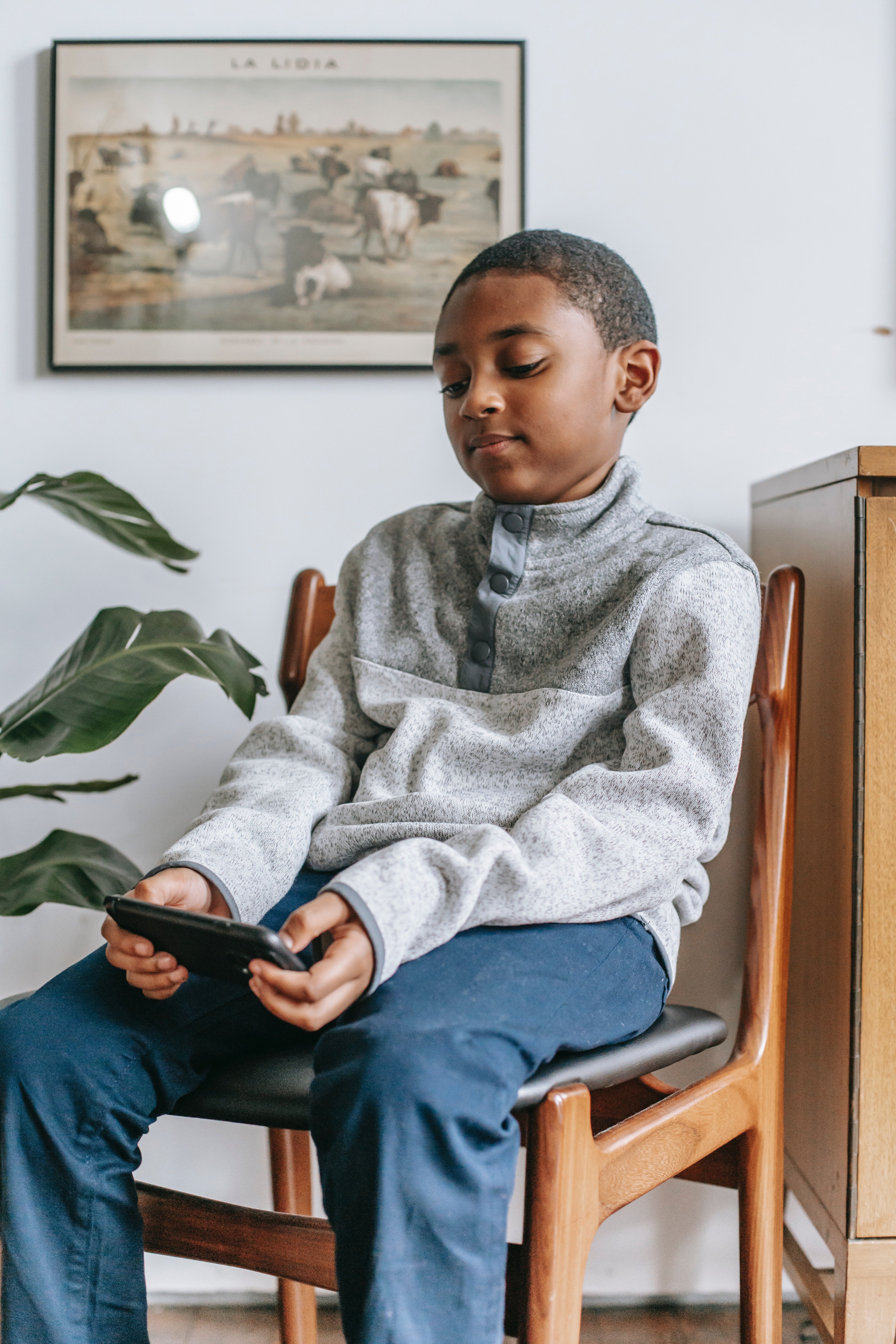 Sandy phoned Mark to ask about the sweater | Photo: Pexels