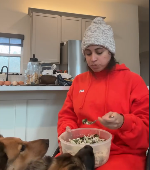 Maria Palen eats a meal she prepared on her own, something she considers a personal achievement, dated January 8, 2025 | Source: Instagram/@planthlete_maria