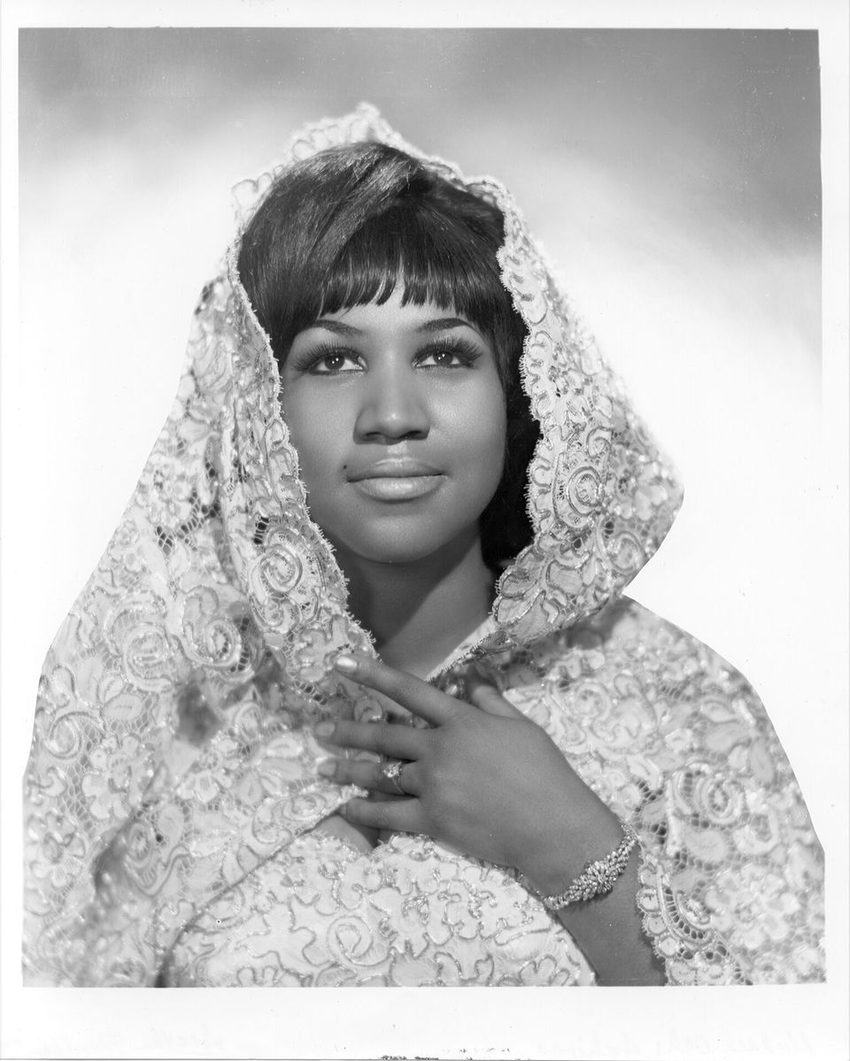 Aretha Franklin poses for a portrait wearing a shroud in circa 1967. | Source: Getty Images
