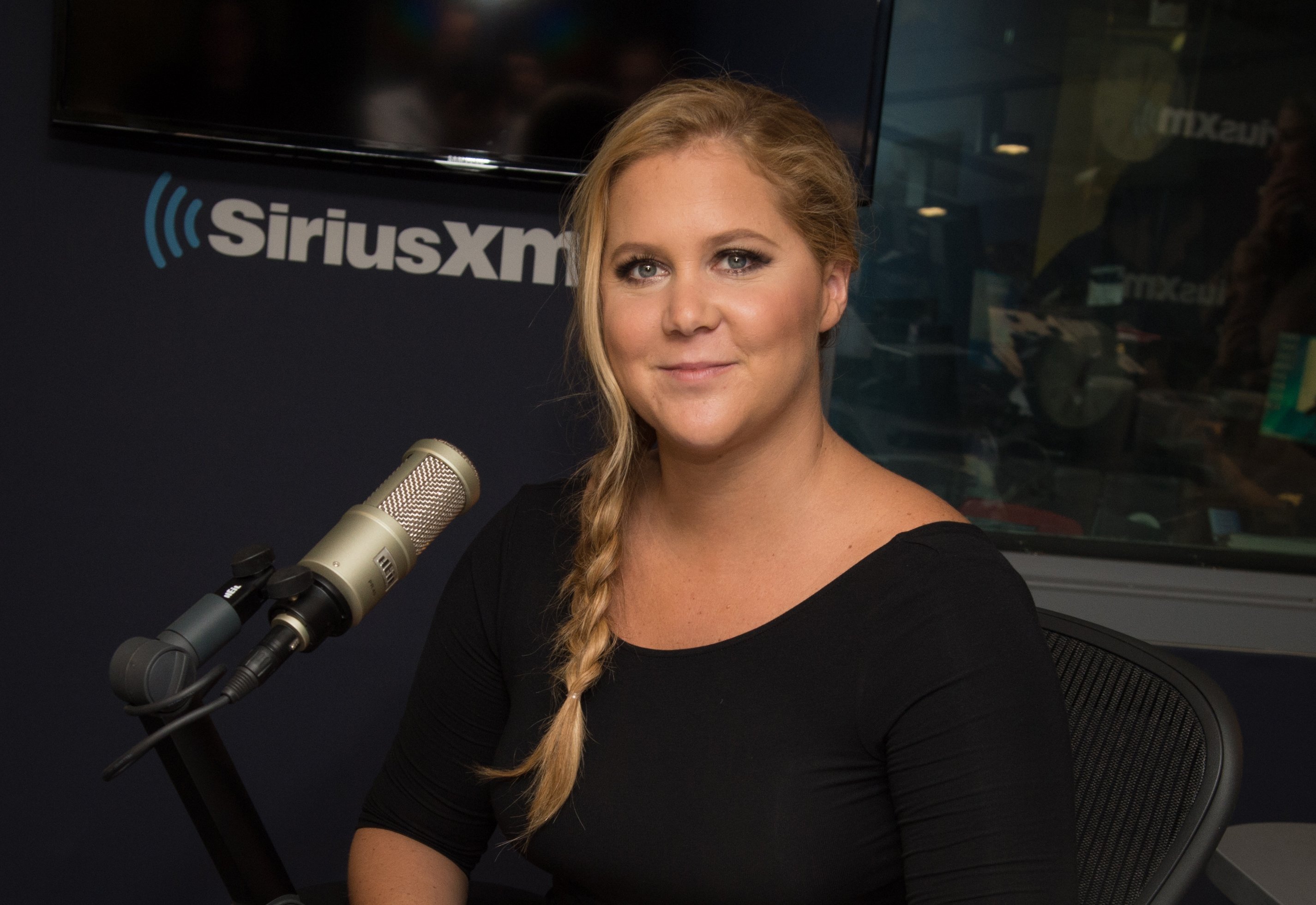 Actress and comedian Amy Schumer during her 2016 visit at the SiriusXM Studio in New York City. | Photo: Getty Images