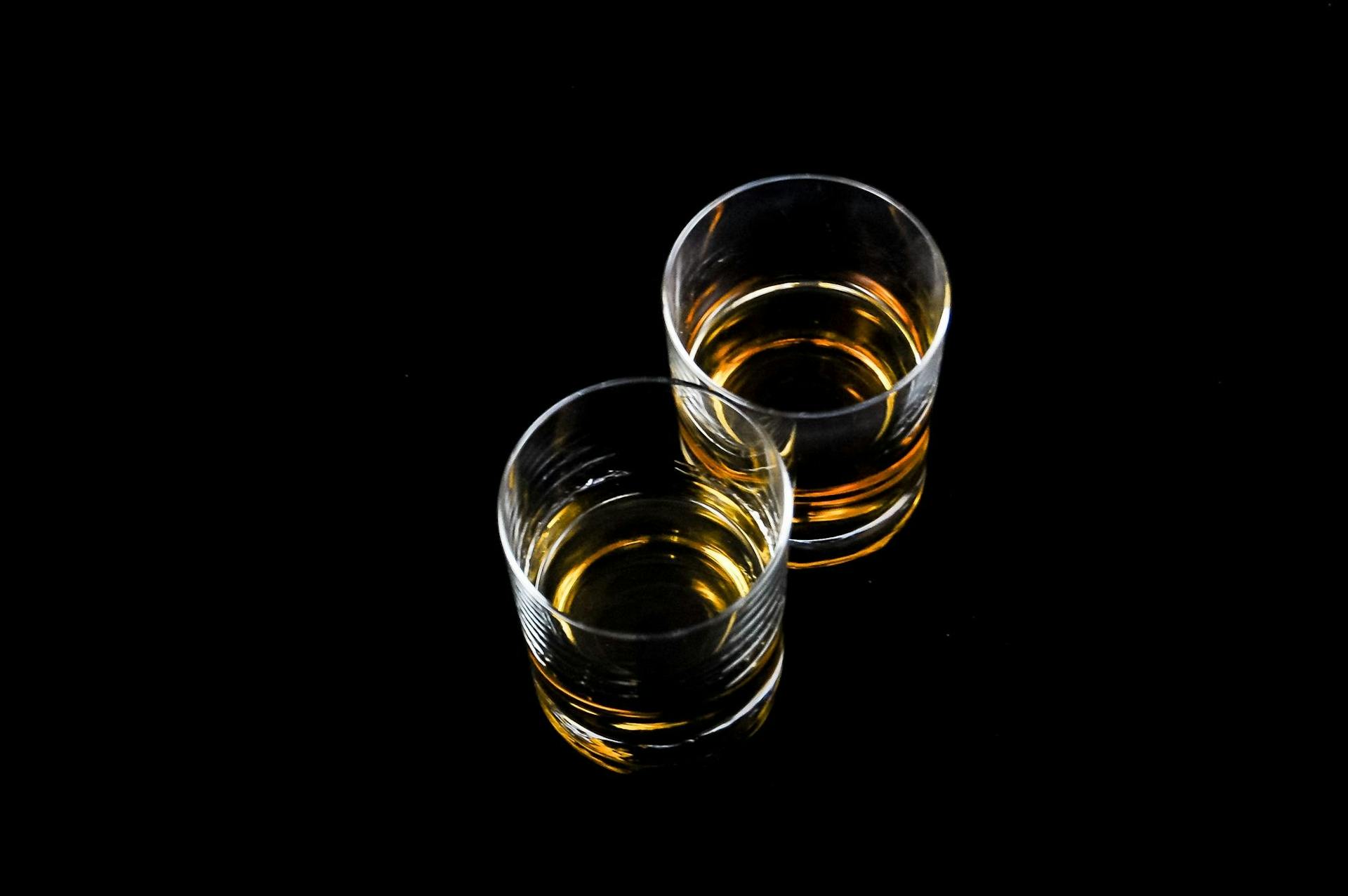 Two glasses of alcohol | Source: Pexels