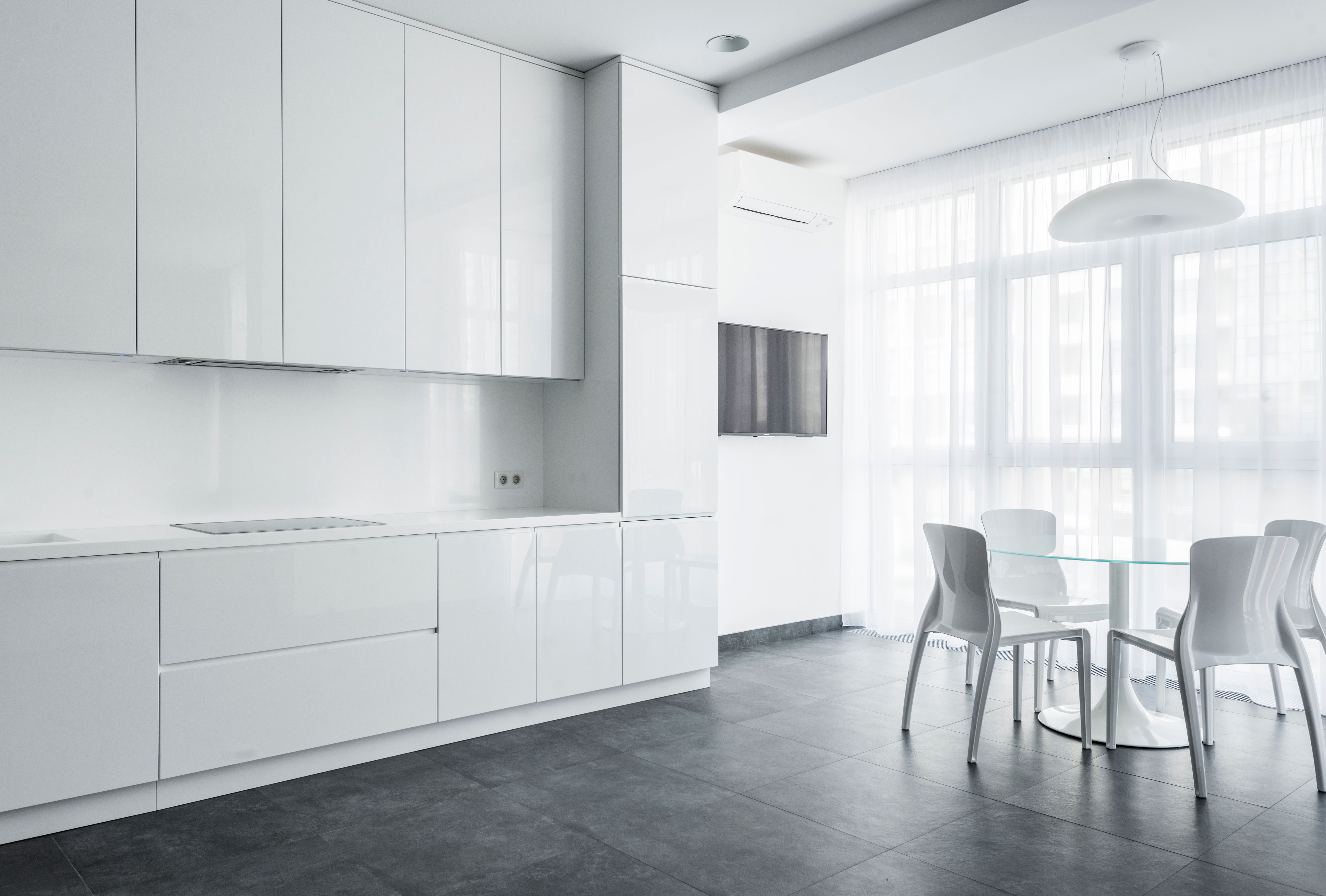 An all-white kitchen | Source: Pexels