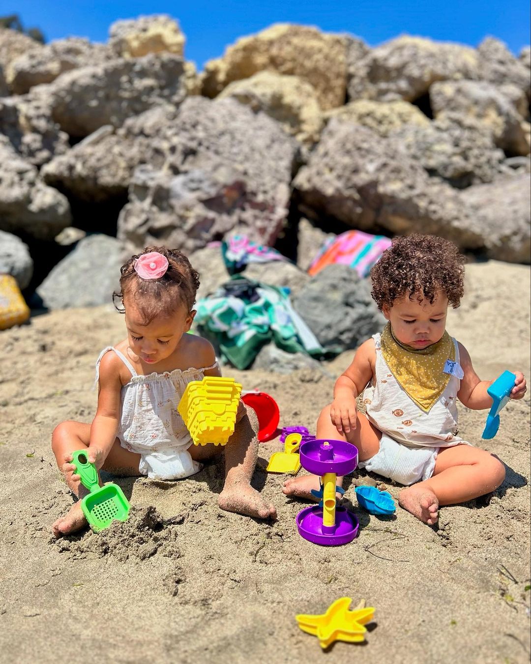 Esti and Wren playing, from a post dated August 29, 2024 | Source: Instagram/chrissyteigen/