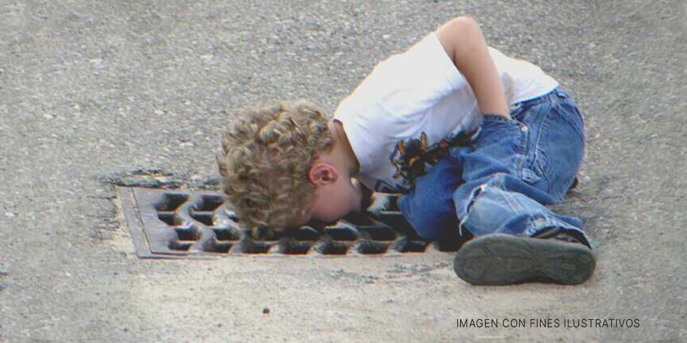 Niño mira por una alcantarilla. | Foto: Flickr.com/katieb50