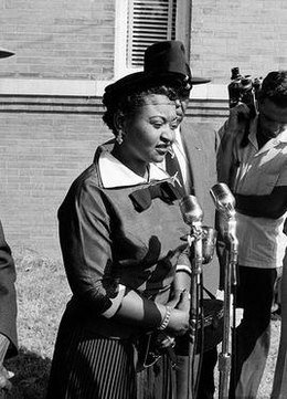 Mamie Till outside a Mississippi courthouse/ Source: Wikimedia