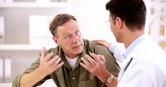 Ein Foto eines Arztes im Gespräch mit einem männlichen Patienten. | Quelle: Shutterstock