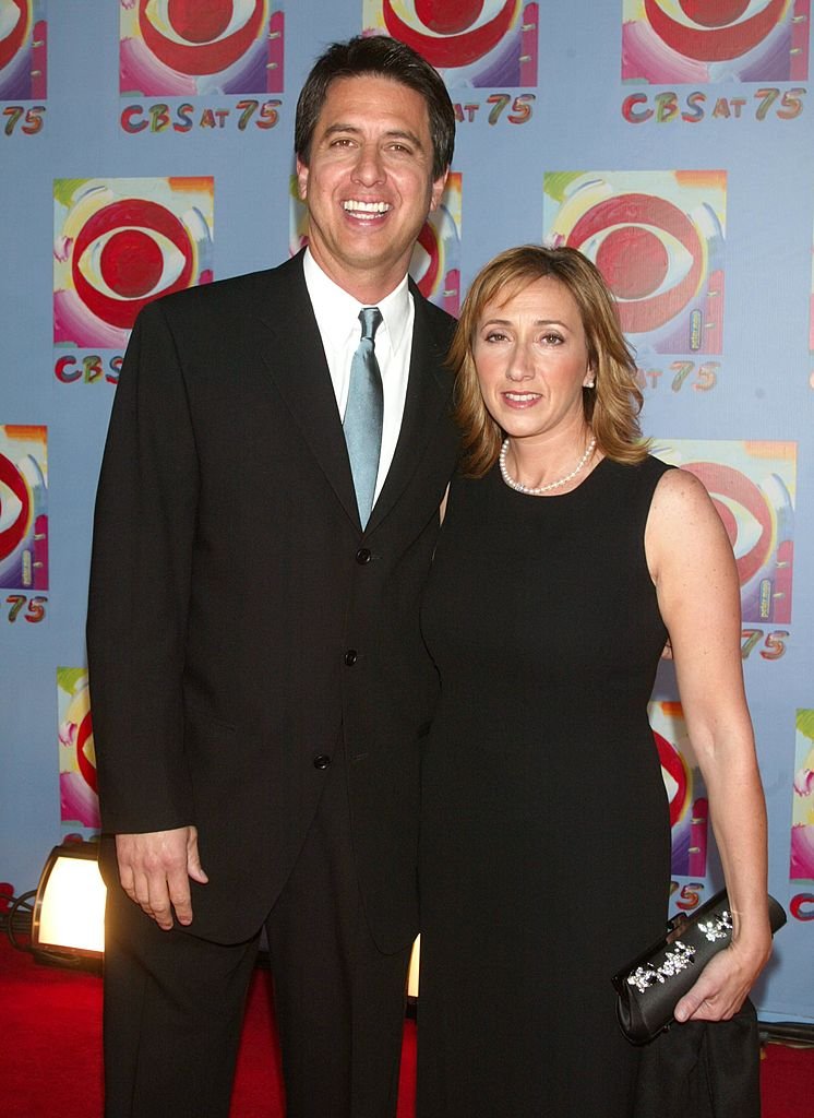 Ray Romano y su esposa Anna Scarpulla en CBS at 75 en Hammerstein Ballroom, el 2 de noviembre de 2003 en Nueva York. | Foto: Getty Images