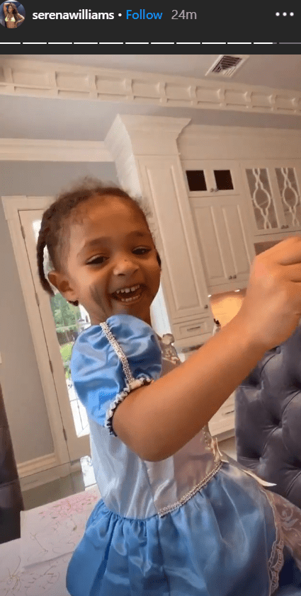 Olympia Ohanian smiles as she paints Serena Williams' lips green with a marker | Source: Instagram.com/serenawilliams