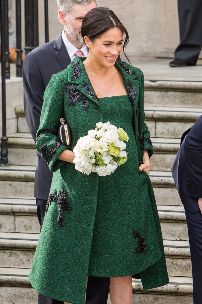 Meghan Markle in grünem Outfit | Quelle: Shutterstock