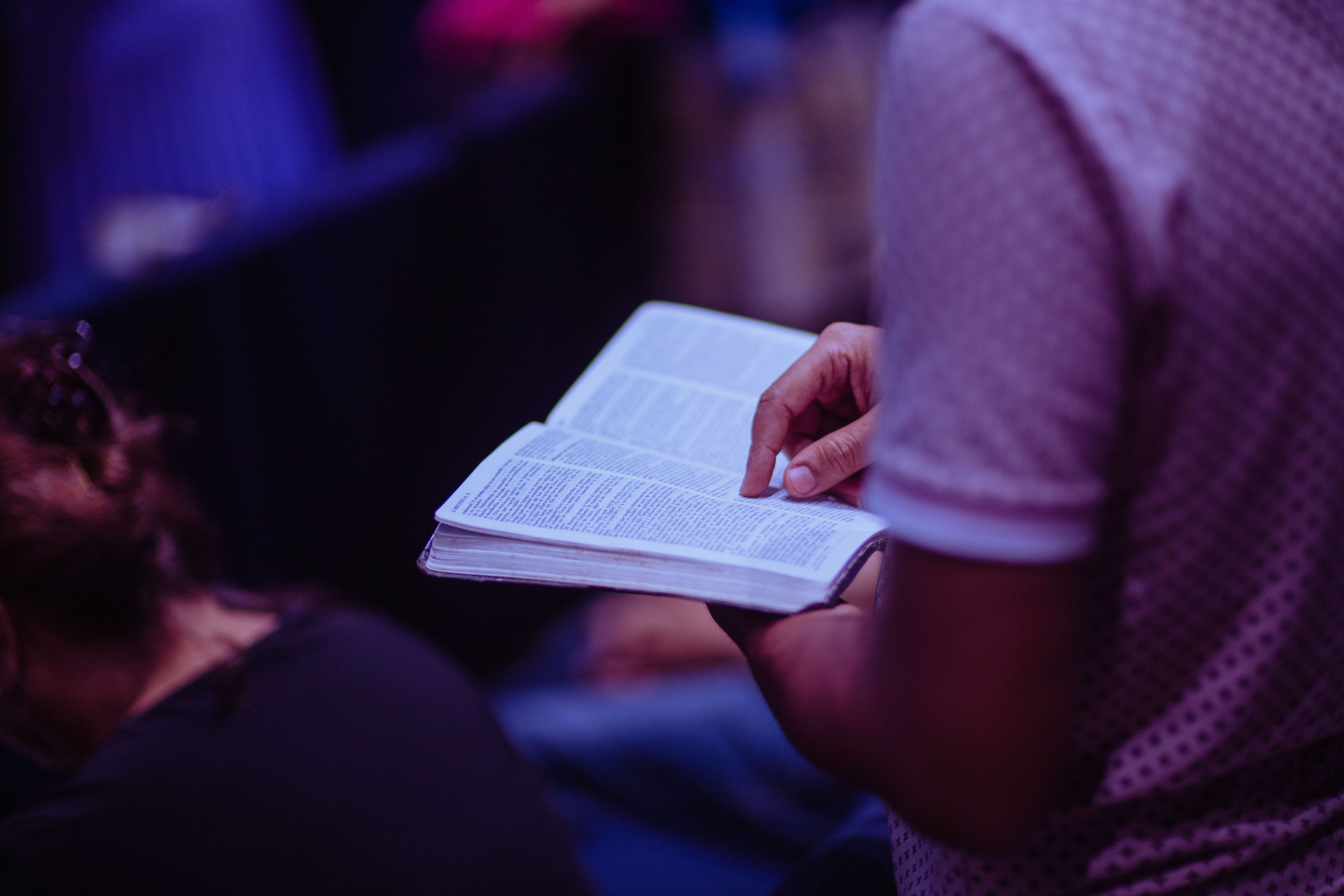 Un feligrés en un banco de la iglesia, con una biblia en sus manos. | Foto: Pexels